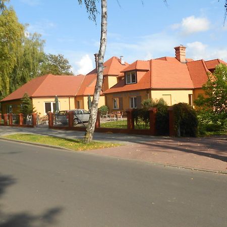 ホテル Pensjonat Nad Jeziorem Myślibórz エクステリア 写真